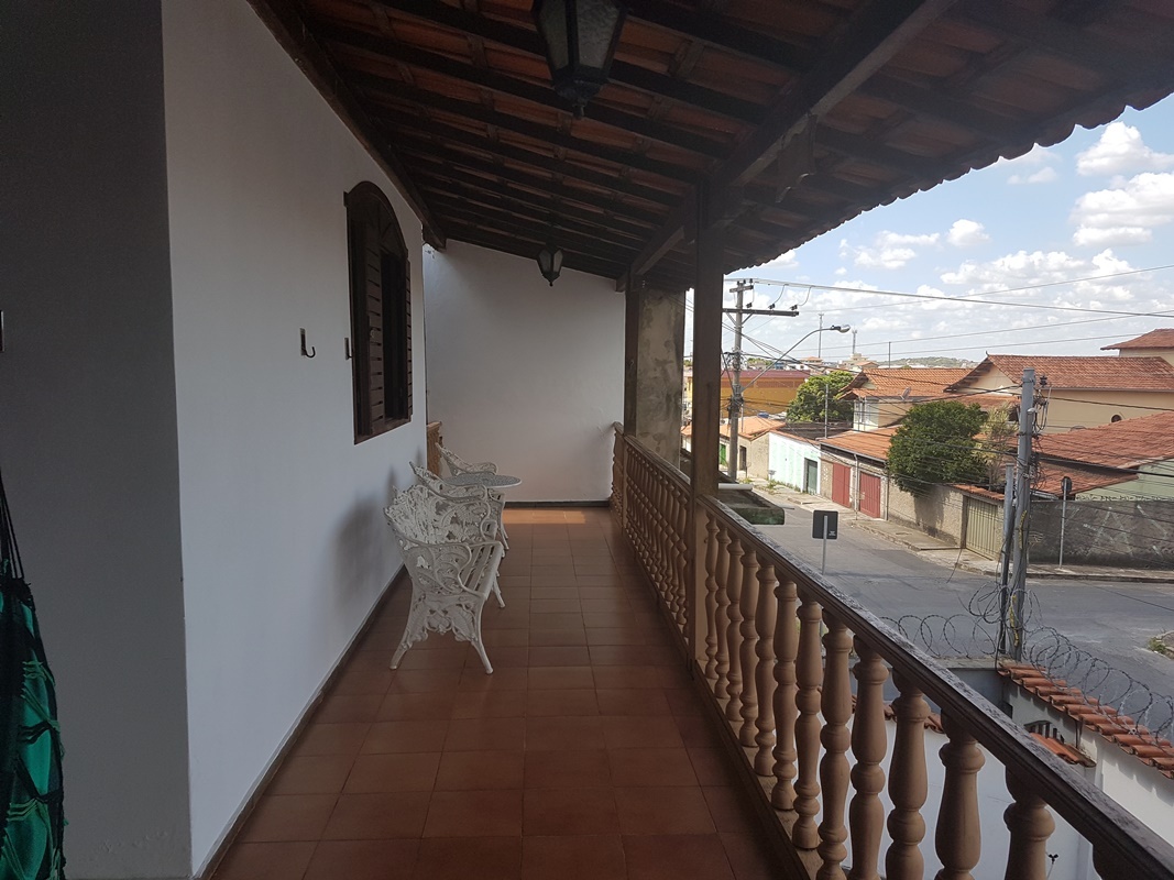 Casa à venda com 4 quartos, 274m² - Foto 2