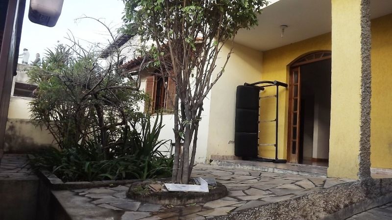 Casa à venda com 4 quartos, 240m² - Foto 2