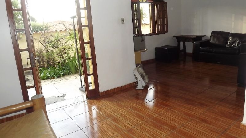 Casa à venda com 4 quartos, 240m² - Foto 1