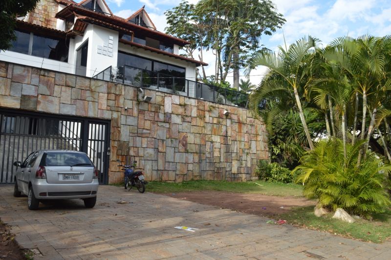 Casa à venda com 7 quartos, 1600m² - Foto 1