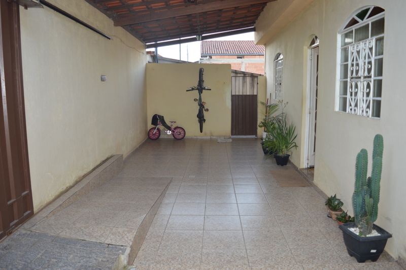 Casa à venda com 4 quartos, 360m² - Foto 1