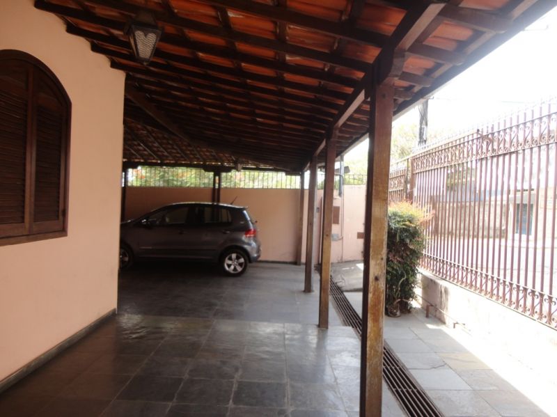 Casa à venda com 4 quartos, 247m² - Foto 2