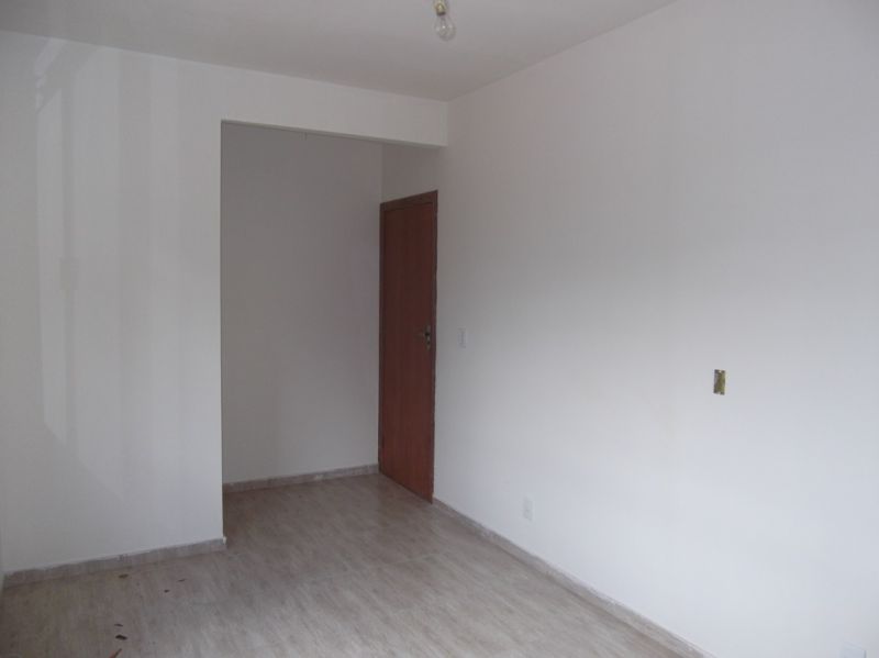 Apartamento à venda com 3 quartos, 93m² - Foto 2