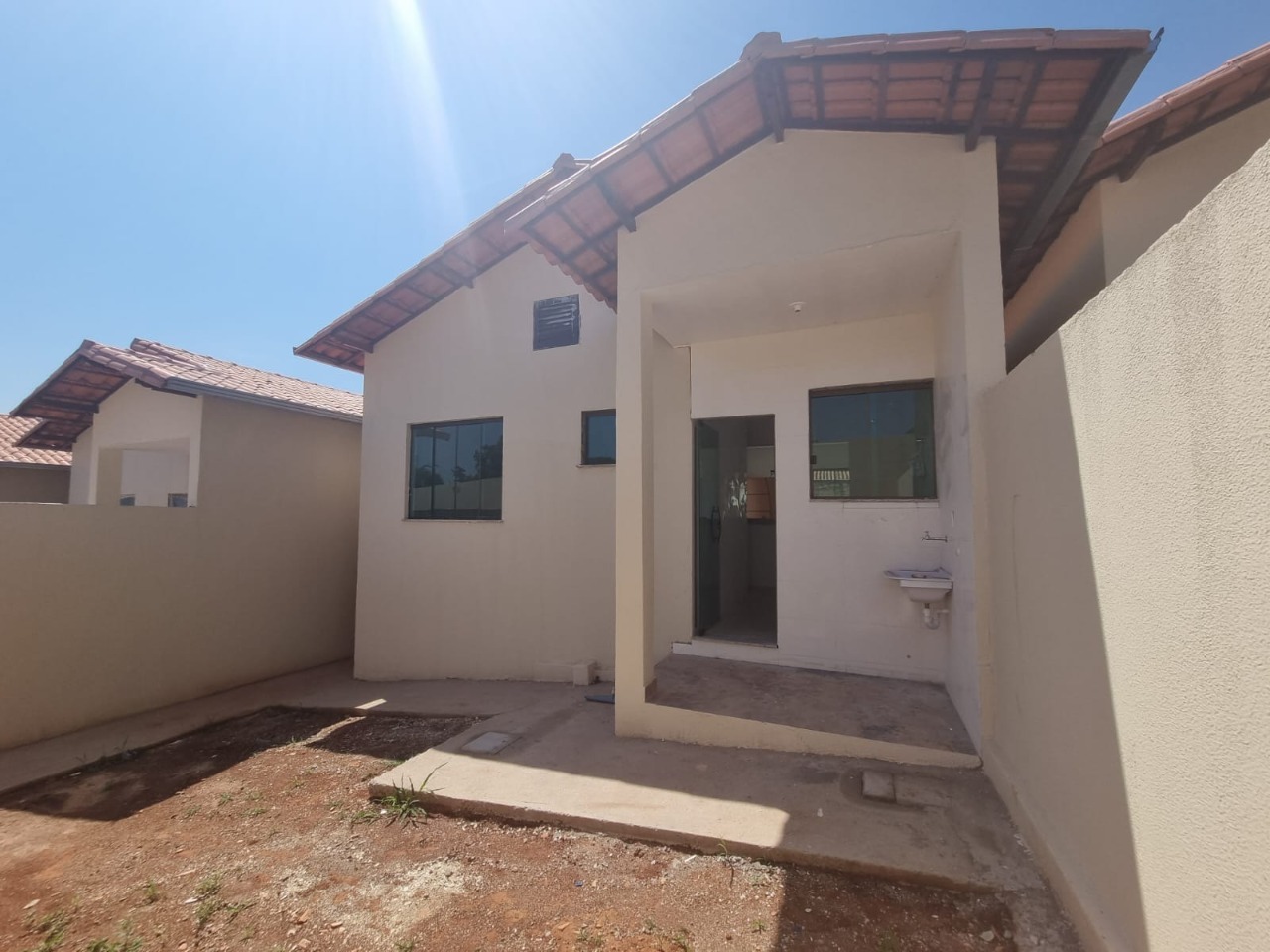 Casa à venda com 2 quartos, 65m² - Foto 1