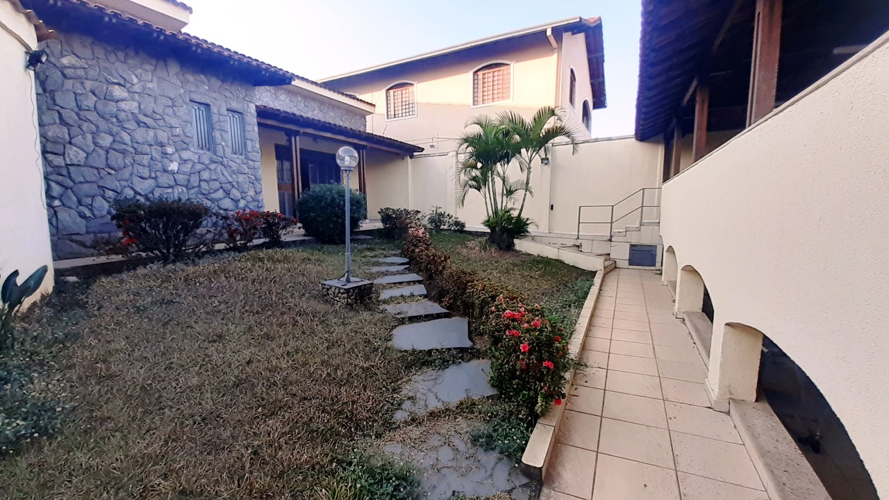 Casa à venda com 4 quartos, 450m² - Foto 1