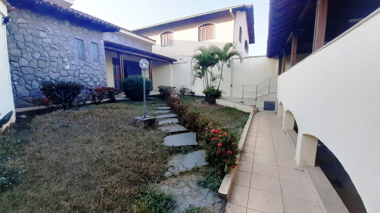 Casa à venda com 4 quartos, 450m² - Foto 2