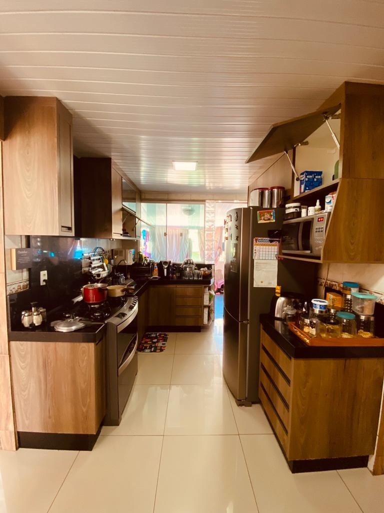 Casa à venda com 7 quartos, 300m² - Foto 1