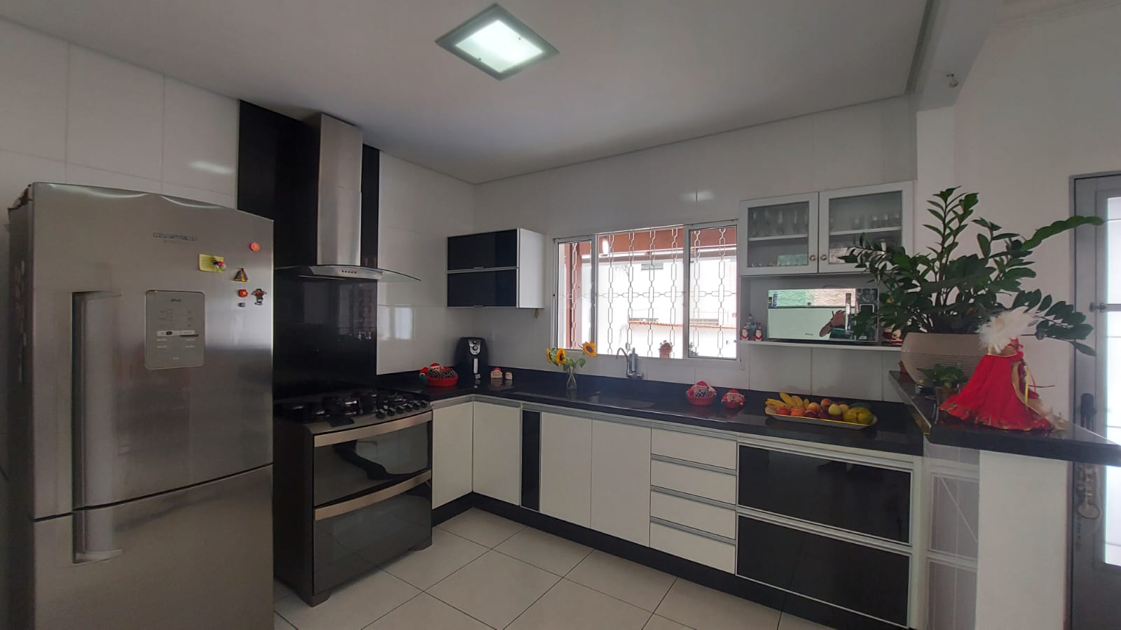 Casa à venda com 3 quartos, 300m² - Foto 1