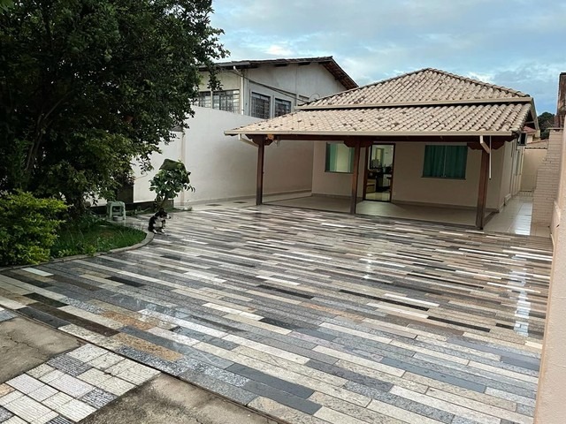 Casa à venda com 3 quartos, 300m² - Foto 1