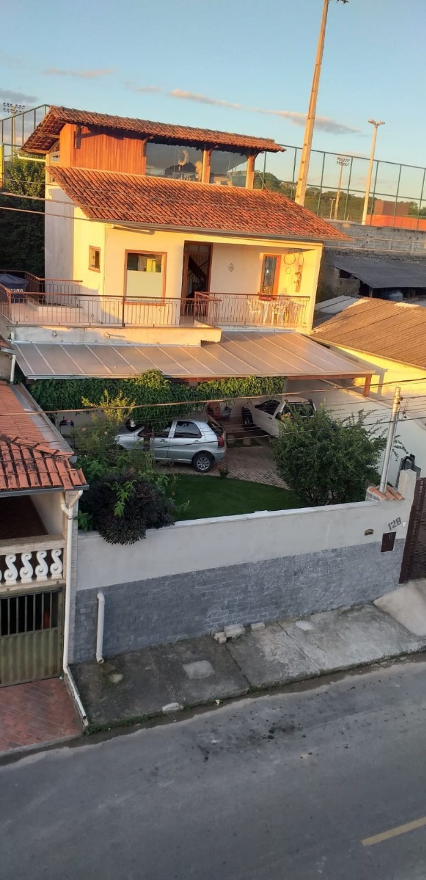 Casa à venda com 3 quartos, 250m² - Foto 1