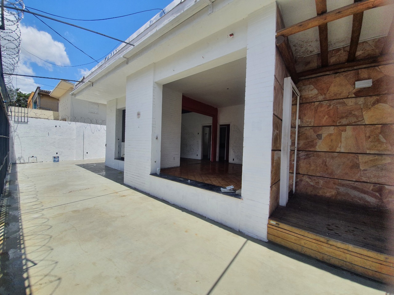 Casa para alugar com 3 quartos, 250m² - Foto 1