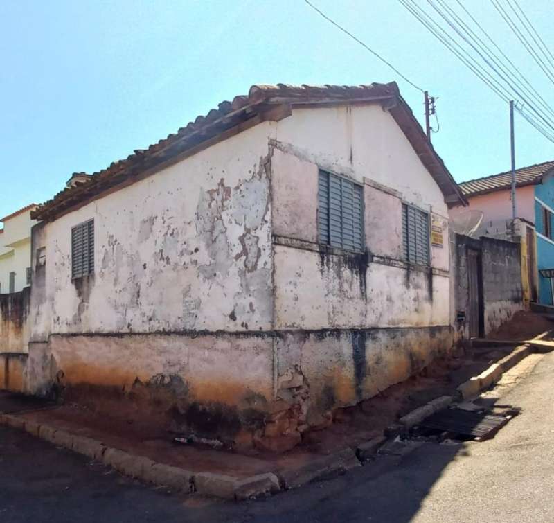 Casa à venda com 2 quartos, 200m² - Foto 1