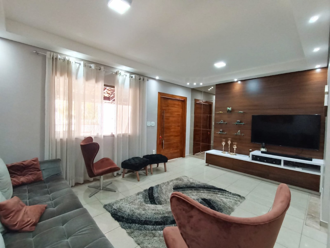 Casa à venda com 3 quartos, 240m² - Foto 1