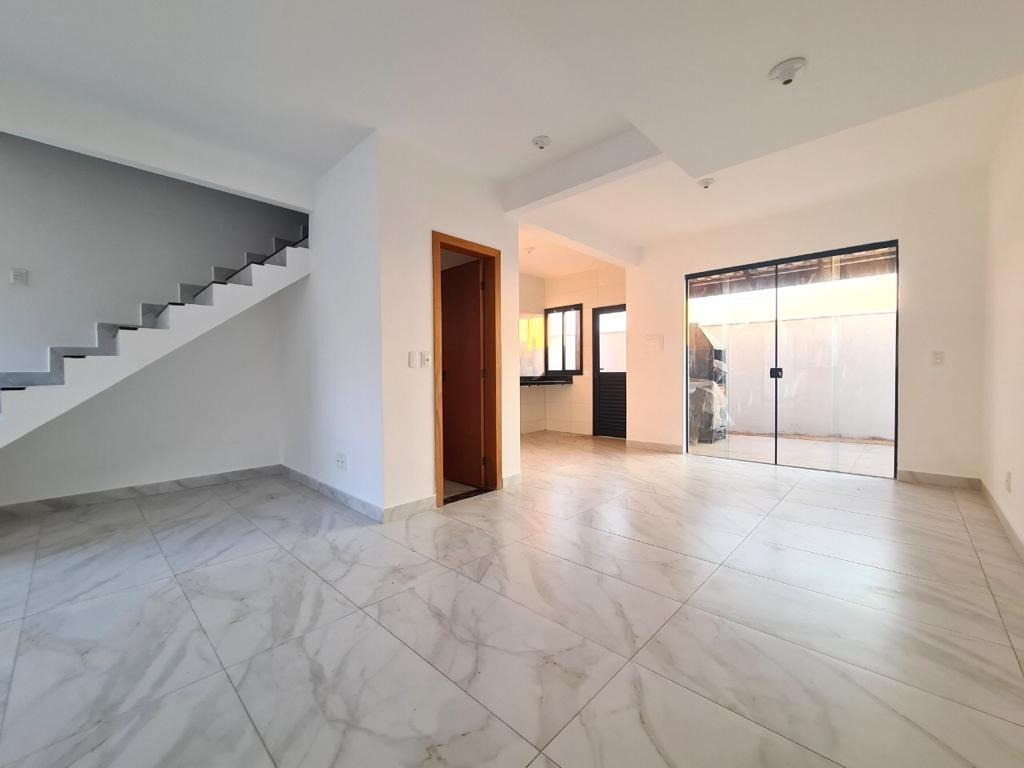 Casa à venda com 3 quartos, 90m² - Foto 2