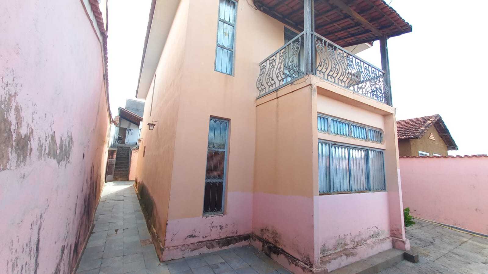 Casa à venda com 3 quartos, 300m² - Foto 2