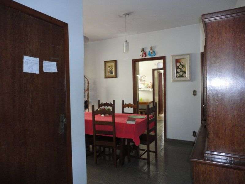 Casa à venda com 4 quartos, 196m² - Foto 1