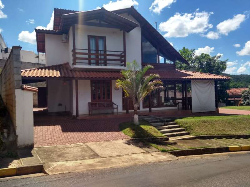 Casa de Condomínio à venda com 3 quartos, 230m² - Foto 1