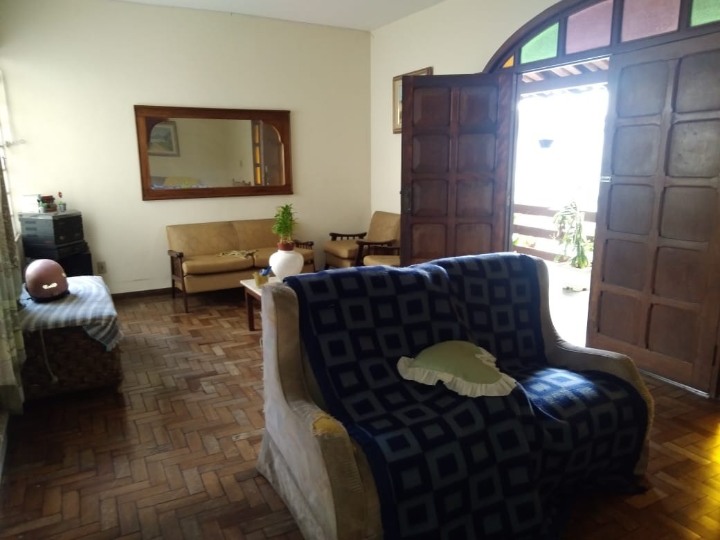 Casa à venda com 3 quartos, 360m² - Foto 1