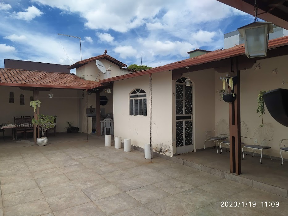 Casa à venda com 3 quartos, 360m² - Foto 1