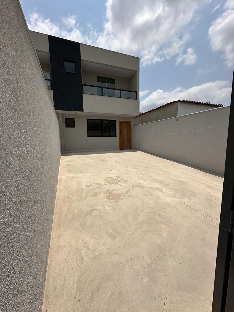 Casa à venda com 3 quartos, 114m² - Foto 1