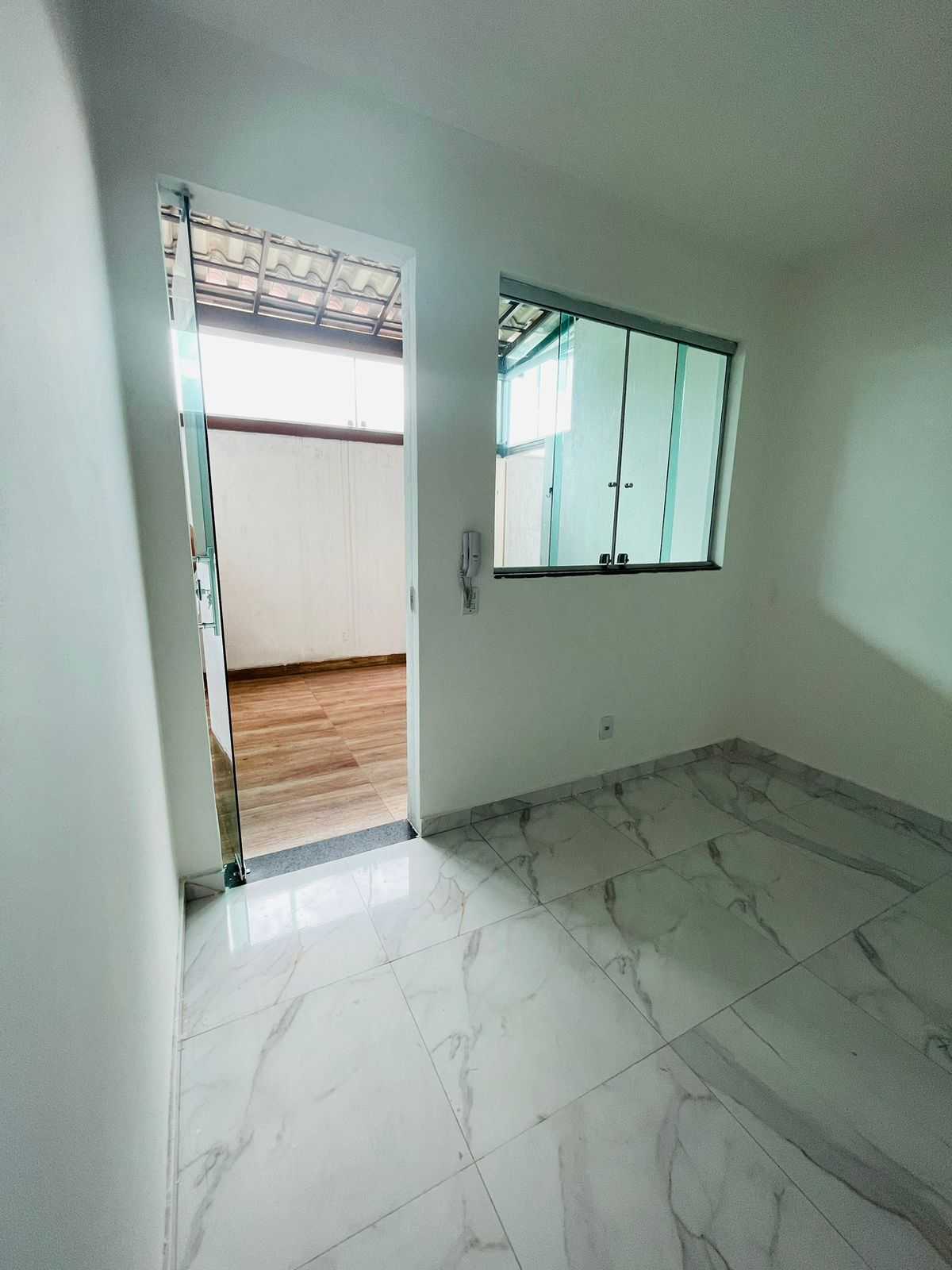 Casa à venda com 2 quartos, 50m² - Foto 2