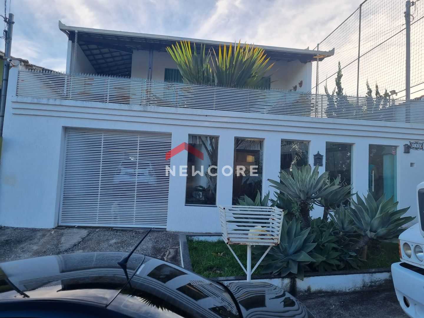 Casa à venda com 4 quartos, 360m² - Foto 1