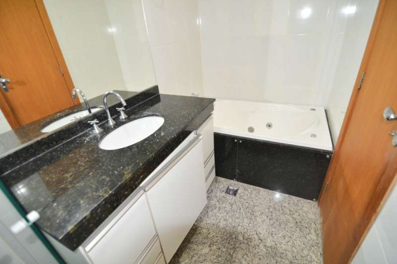 Apartamento para alugar com 3 quartos, 110m² - Foto 1