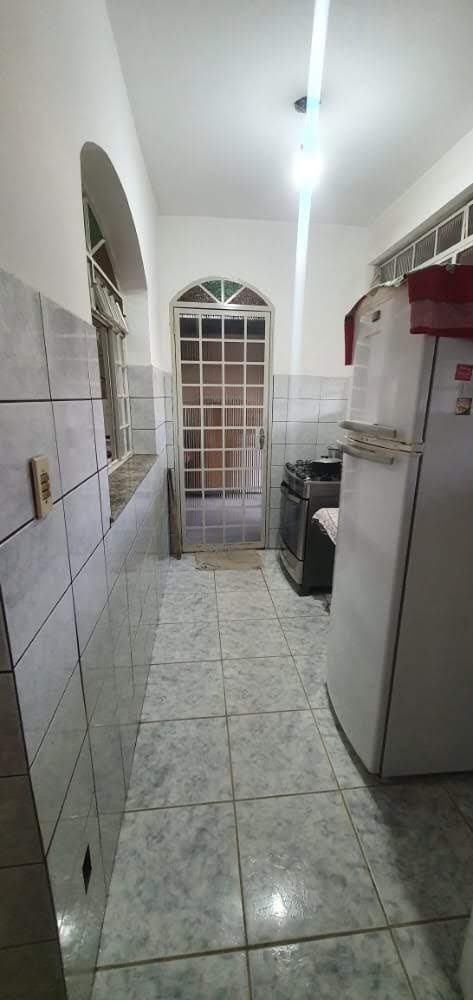 Casa à venda com 4 quartos, 220m² - Foto 2