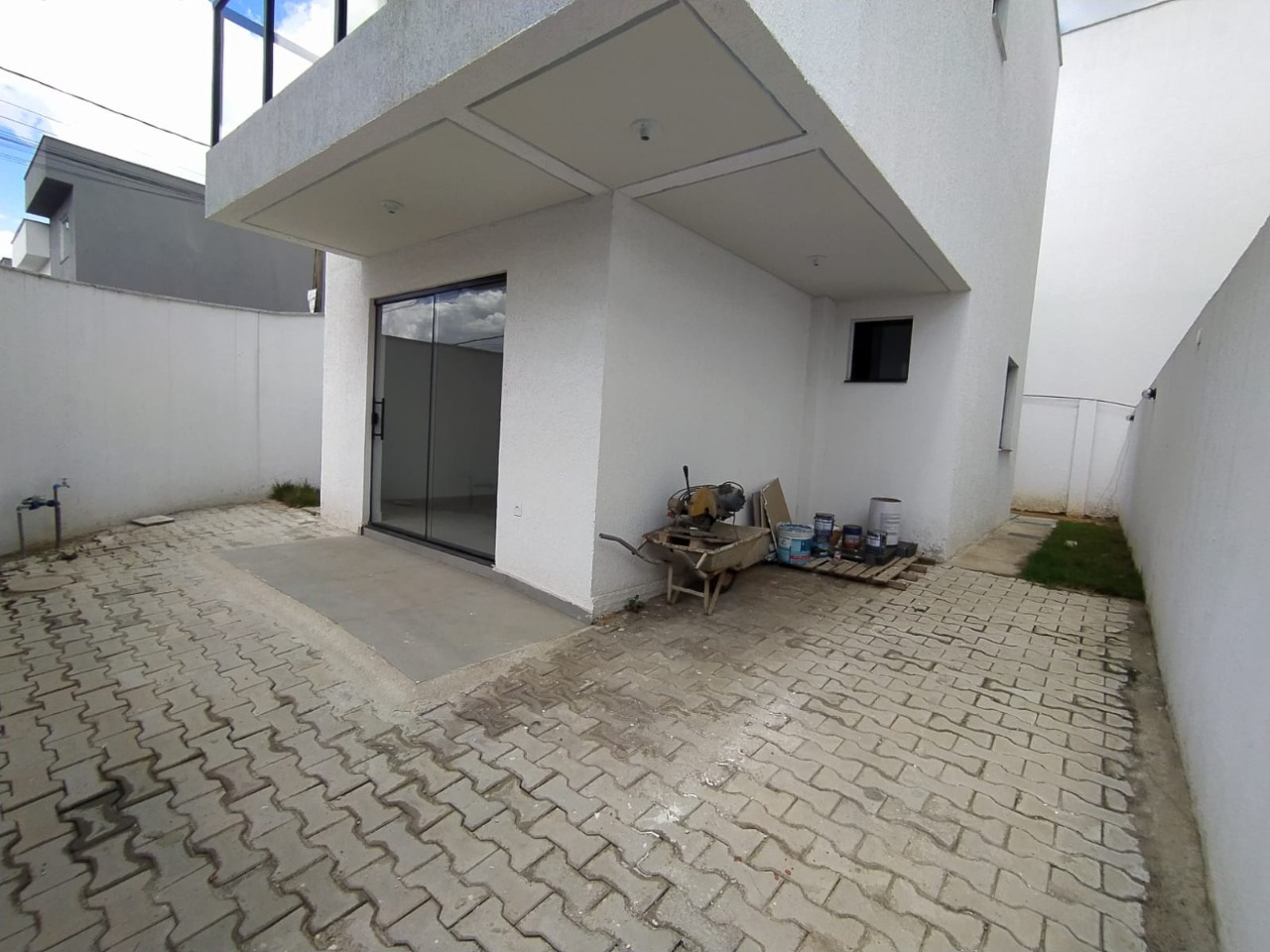 Casa à venda com 3 quartos, 99m² - Foto 1