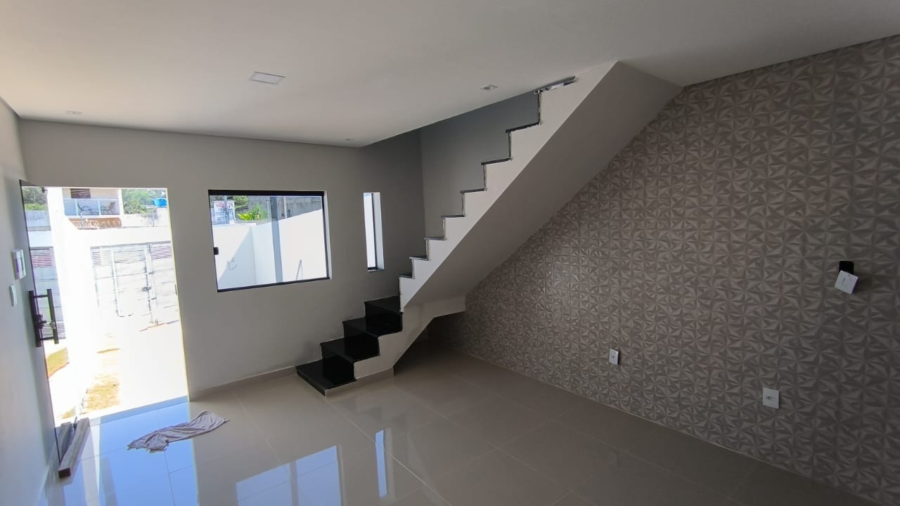 Casa à venda com 2 quartos, 72m² - Foto 1