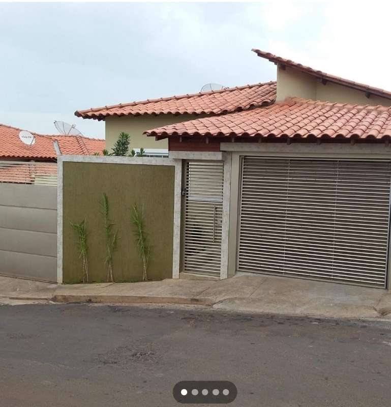 Casa à venda com 3 quartos, 300m² - Foto 1