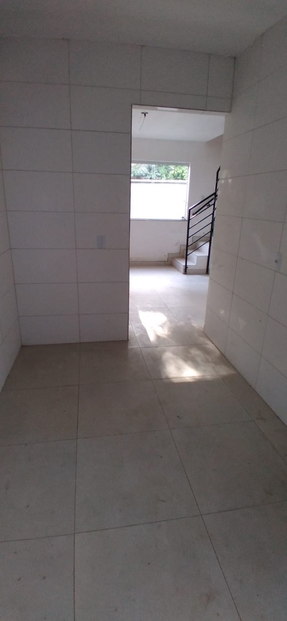 Casa à venda com 2 quartos, 60m² - Foto 2