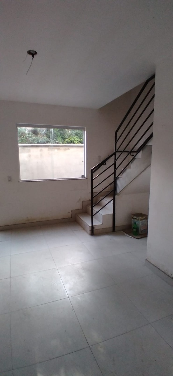 Casa à venda com 2 quartos, 60m² - Foto 1