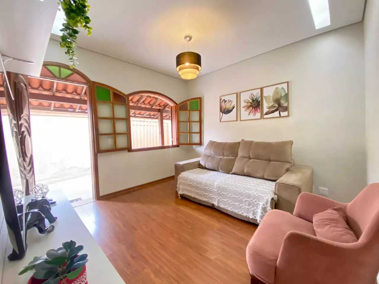 Casa à venda com 4 quartos, 360m² - Foto 1