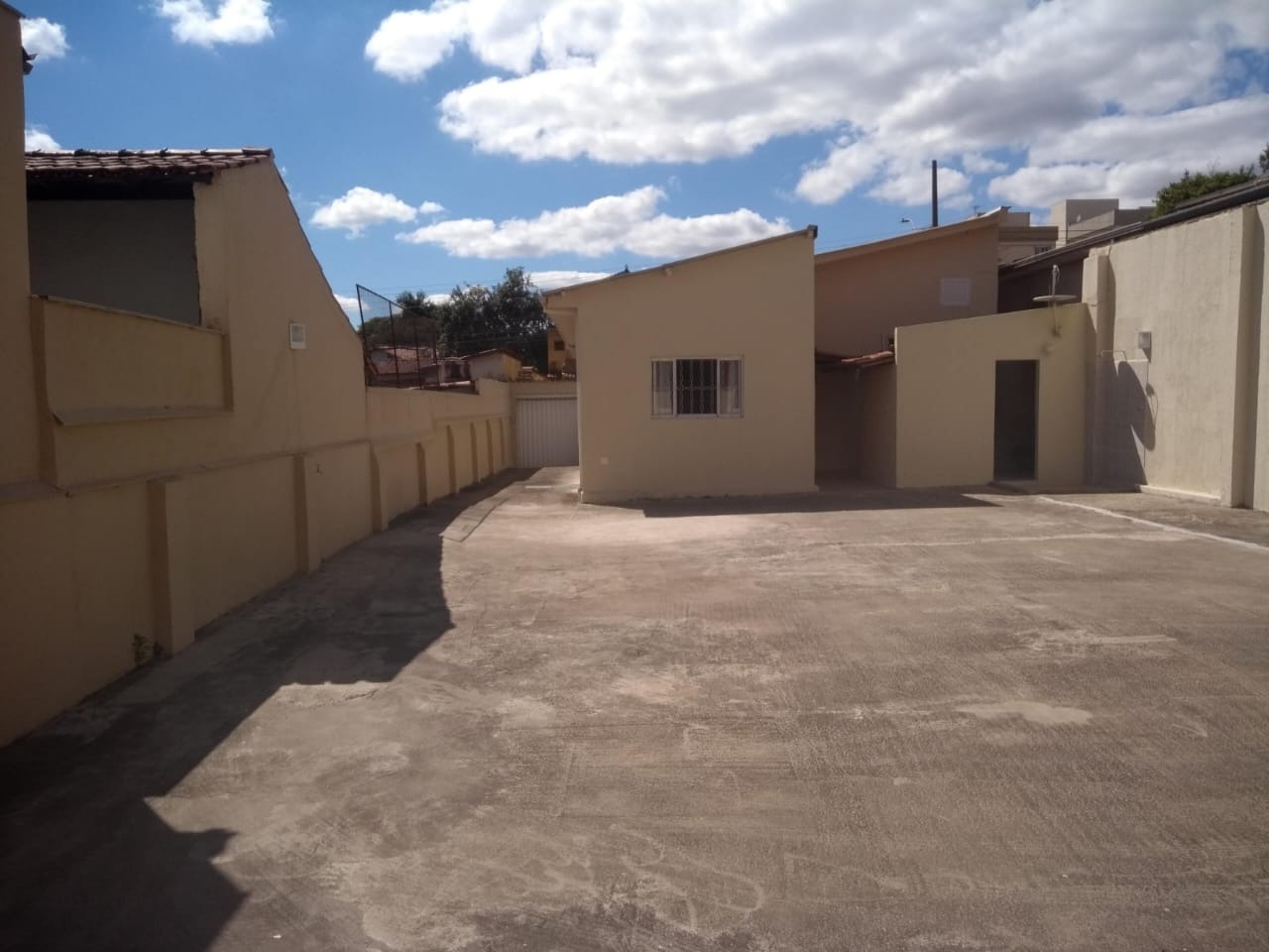 Casa à venda com 2 quartos, 140m² - Foto 2