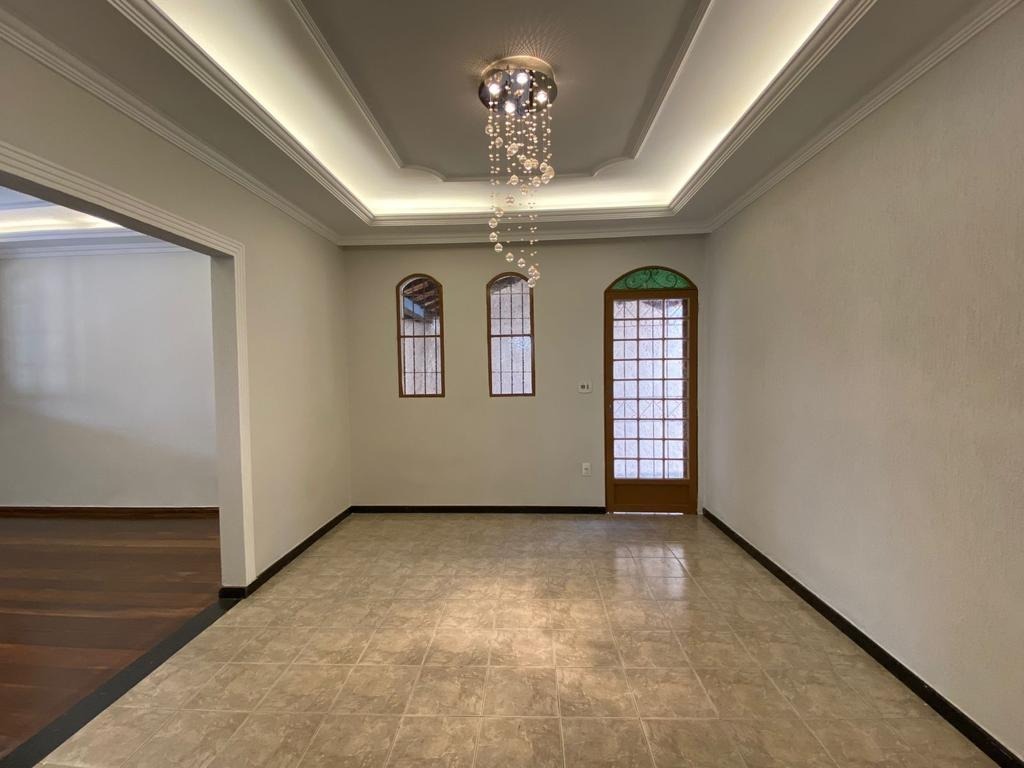 Casa à venda com 4 quartos, 230m² - Foto 1