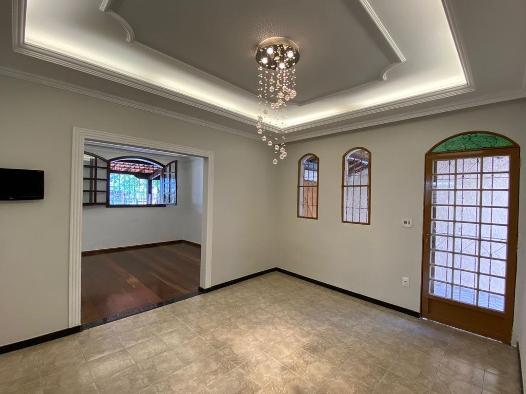 Casa à venda com 4 quartos, 230m² - Foto 2