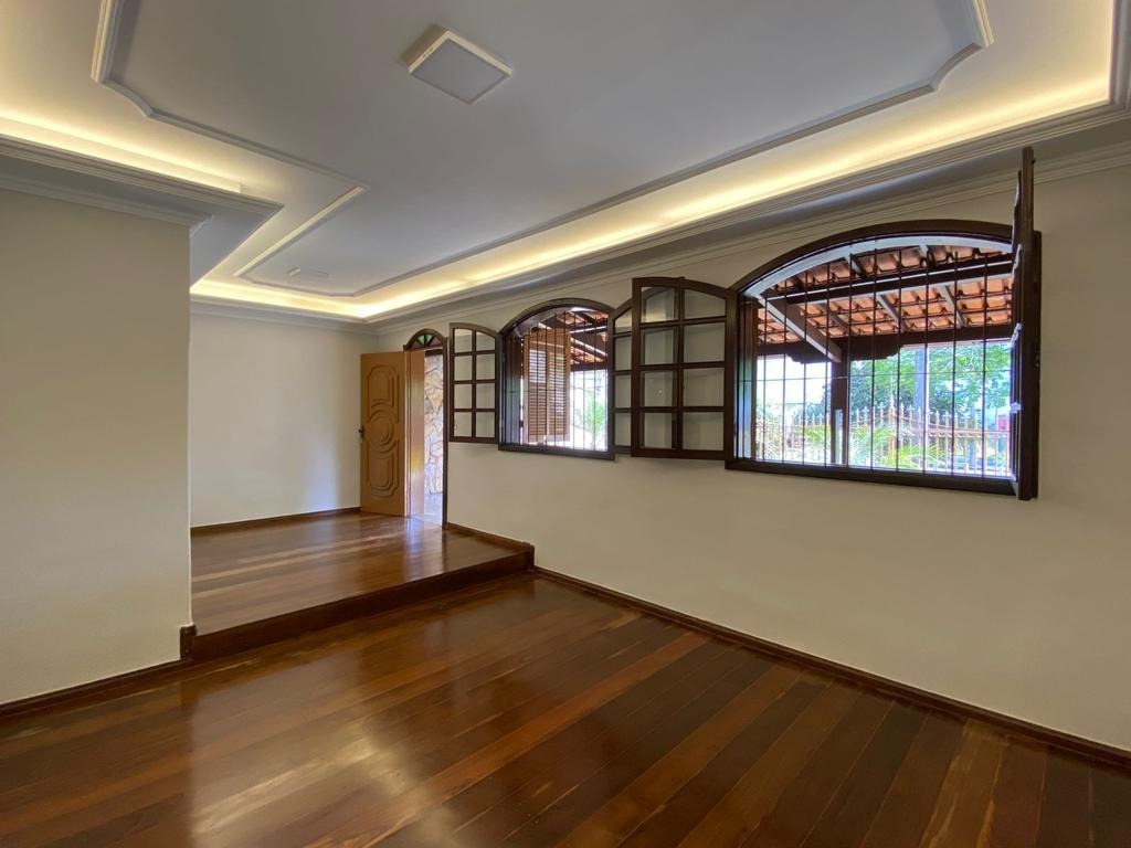 Casa à venda com 4 quartos, 230m² - Foto 3