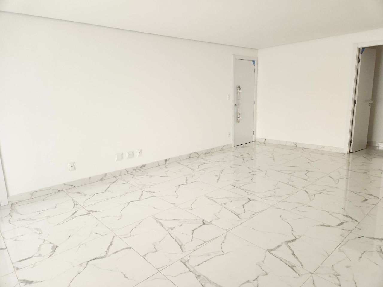 Apartamento à venda com 4 quartos, 168m² - Foto 2