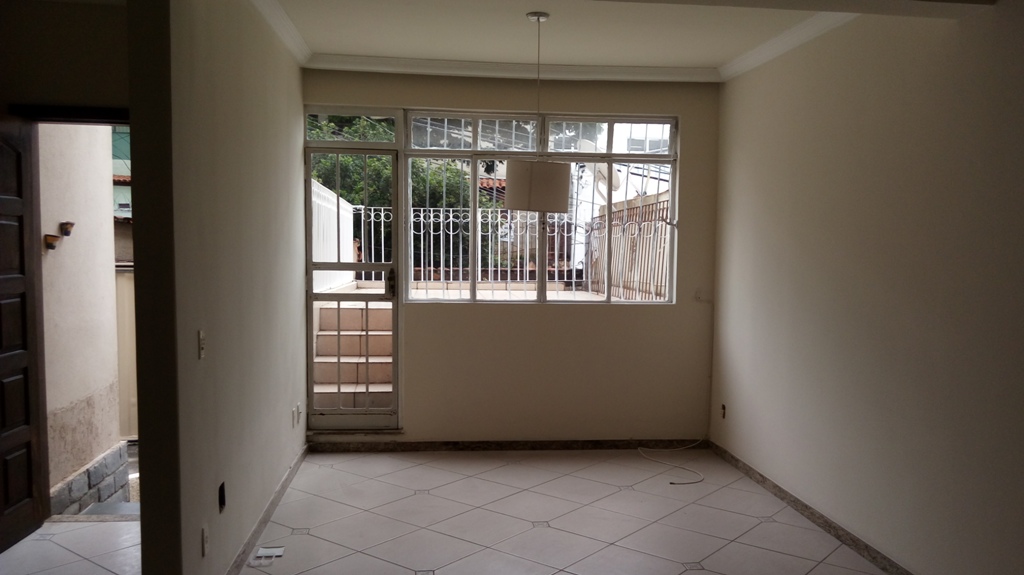 Casa à venda com 3 quartos, 180m² - Foto 1