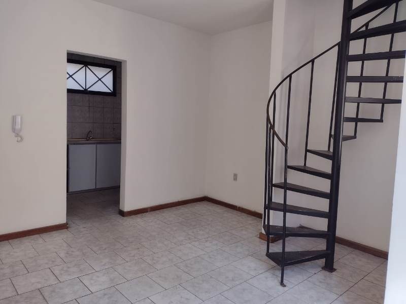 Casa à venda com 2 quartos, 65m² - Foto 1