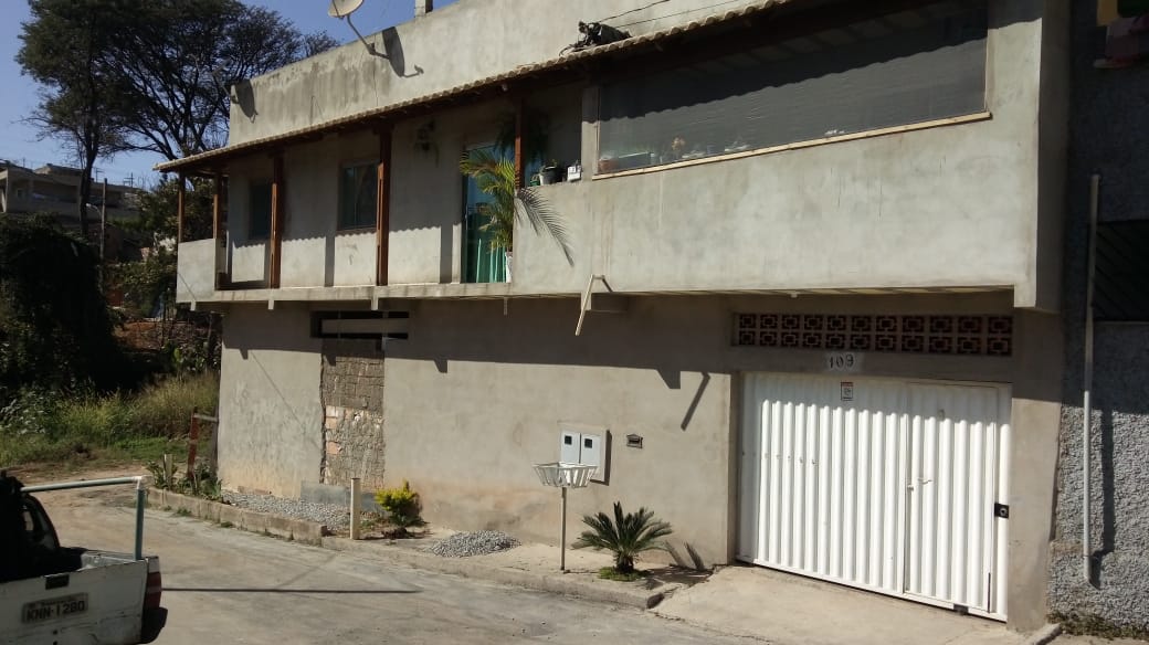 Casa à venda com 2 quartos, 200m² - Foto 1