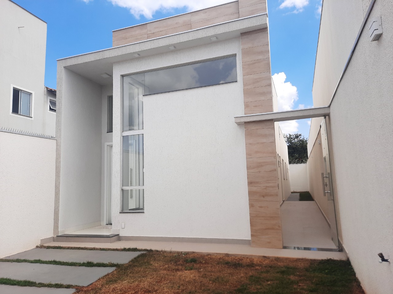 Casa à venda com 3 quartos, 83m² - Foto 1