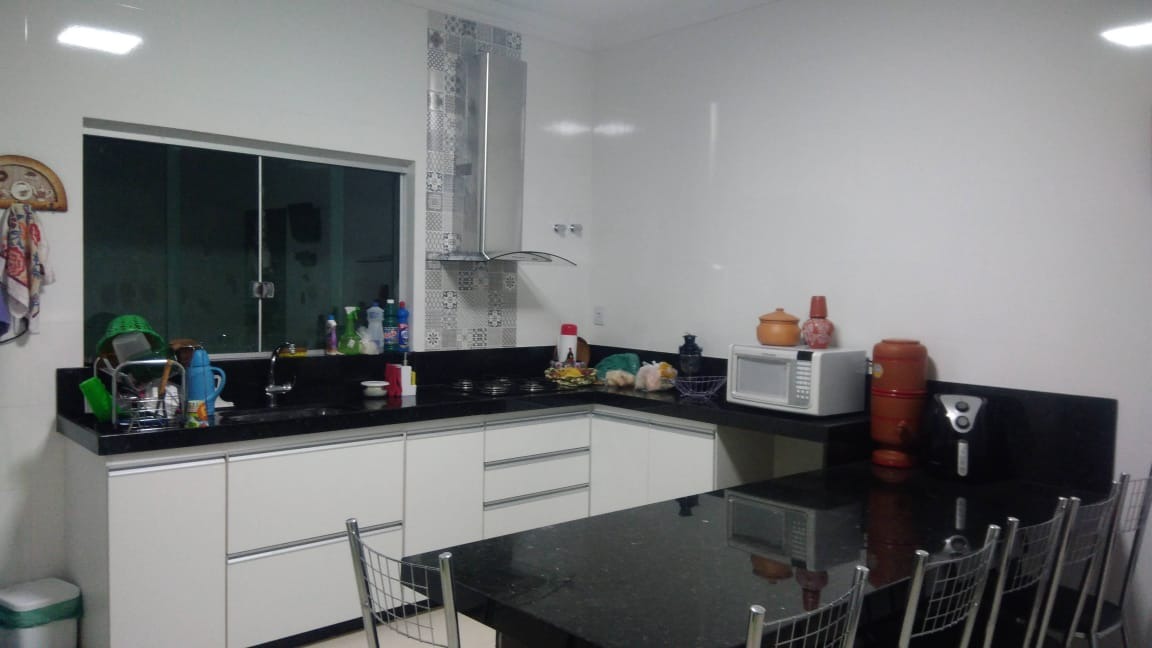 Casa à venda com 3 quartos, 230m² - Foto 2