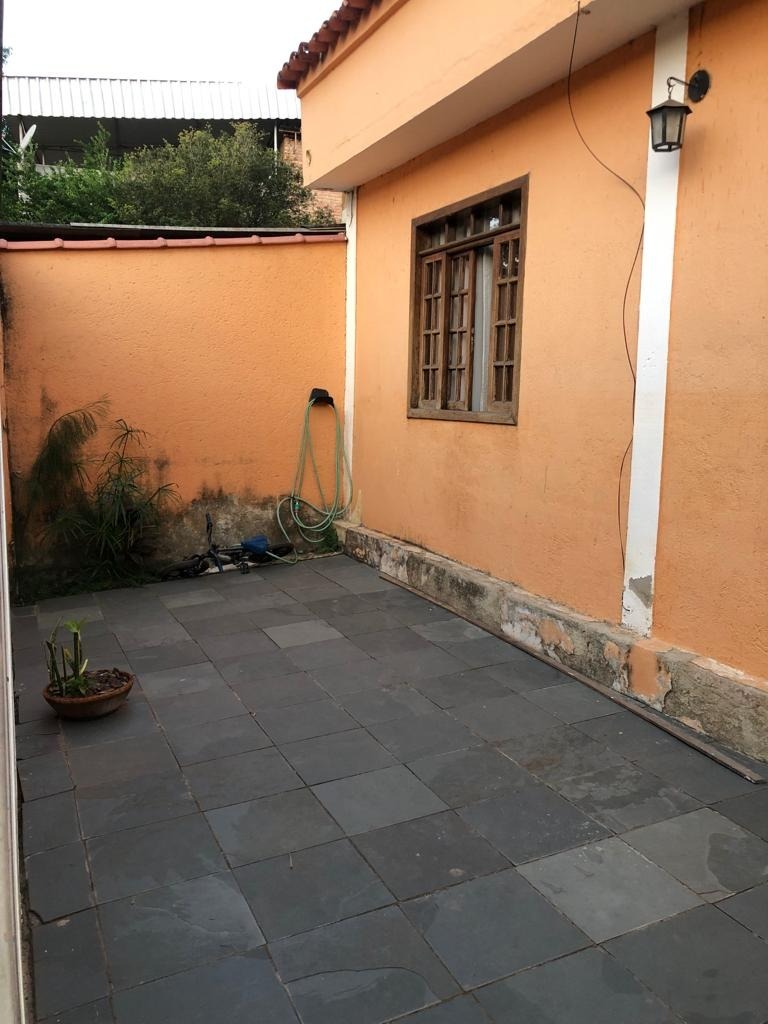 Casa à venda com 3 quartos, 200m² - Foto 1