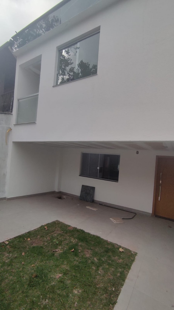 Casa à venda com 3 quartos, 145m² - Foto 1