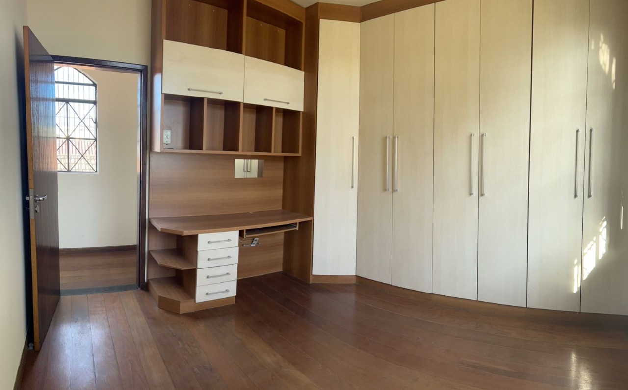 Casa à venda com 5 quartos, 179m² - Foto 14