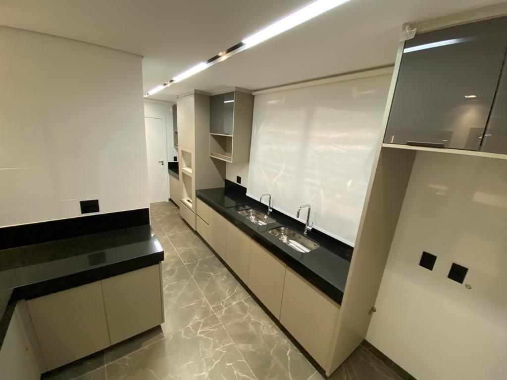 Apartamento à venda com 4 quartos, 205m² - Foto 1