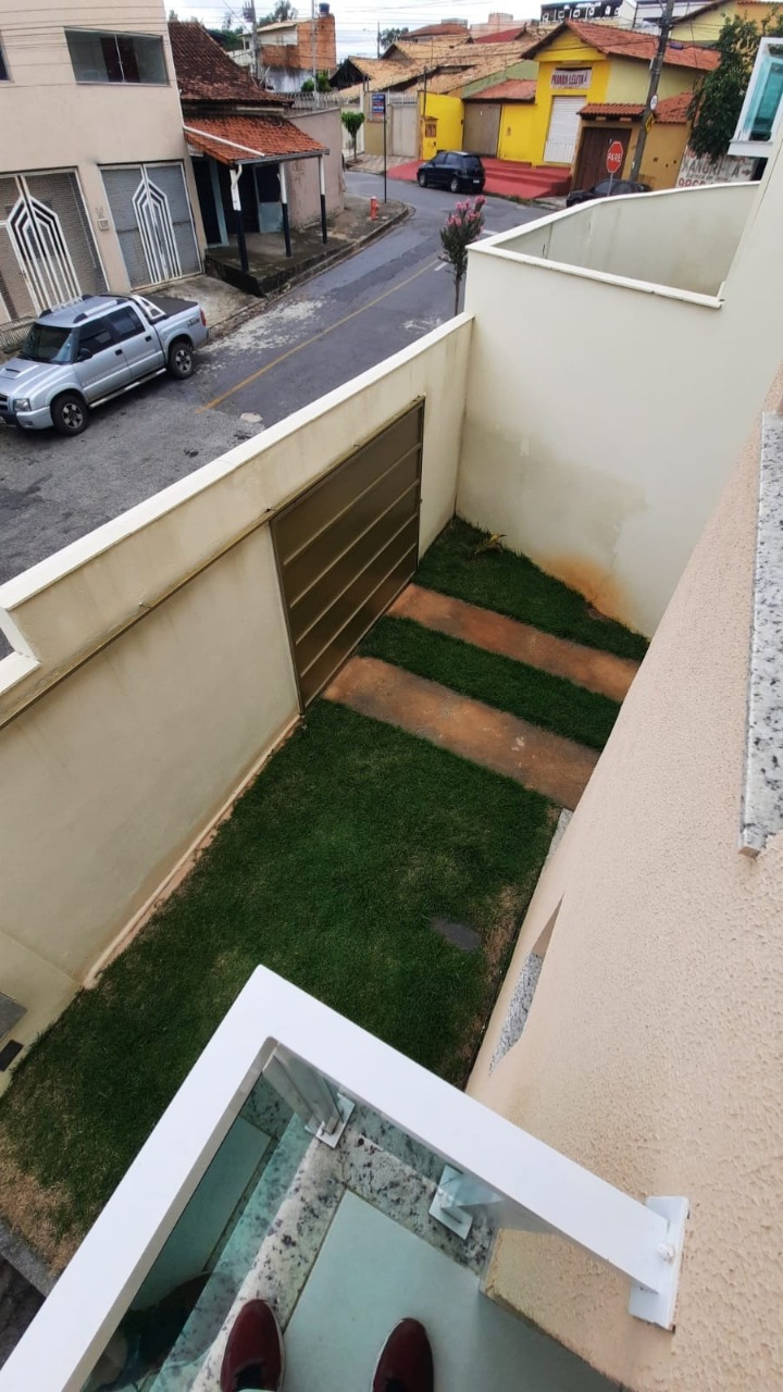 Casa à venda com 2 quartos, 72m² - Foto 1