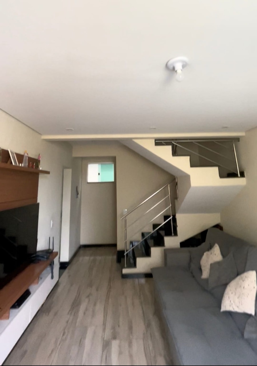 Casa à venda com 3 quartos, 109m² - Foto 1